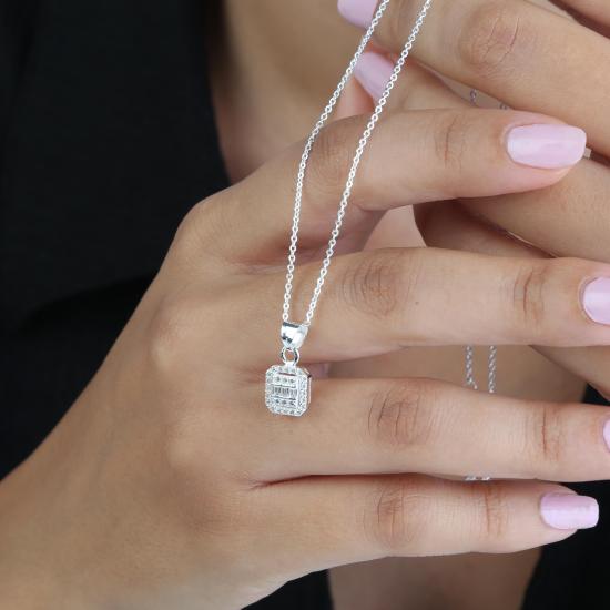 Sonsuz Zarafet: Kare Baget Taşlı Kolye
